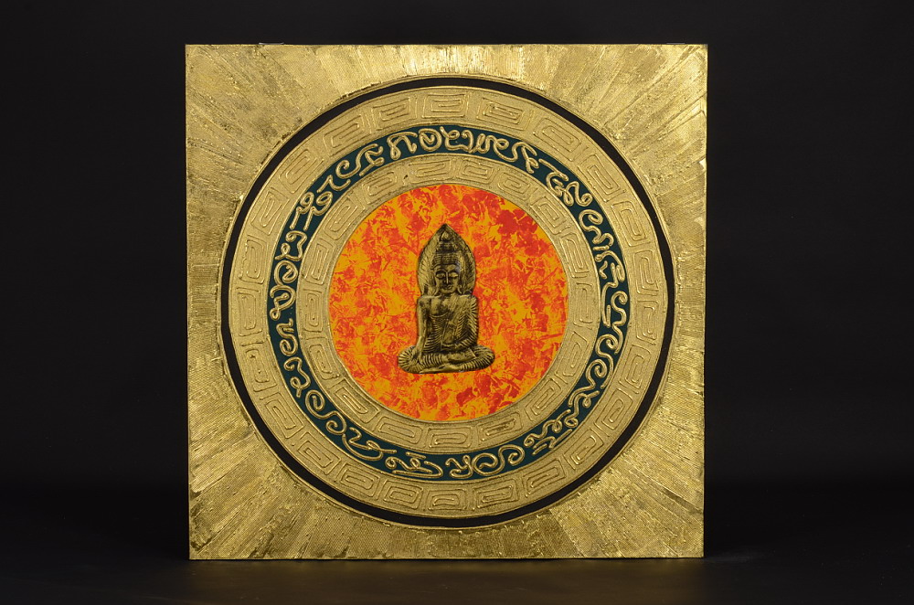 Obraz s černými kruhy, oranžovo-červeným středem a sedícím Buddhou